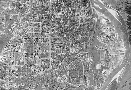 Спутниковый снимок Кирова и окрестностей 02.07.75 %Satellite image of Kirov and vicinity
Спутниковый снимок Кирова, Кирово-Чепецка и окрестностей. Снимок сделан 2 июля 1975 года.
Ключевые слова: Киров,Кирово-Чепецк,американские карты,города СССР со спутников