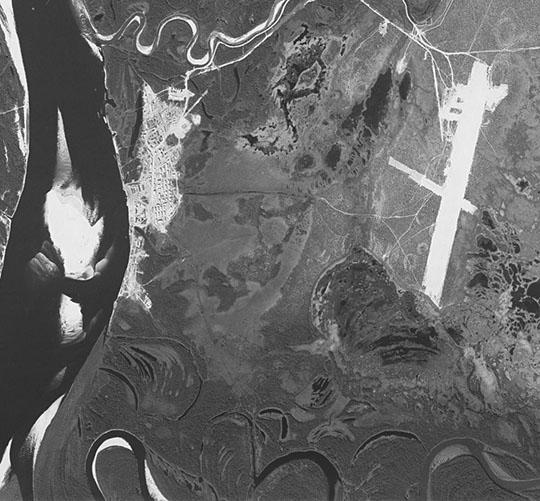 Спутниковый снимок Уренгоя и Нового Уренгоя 12.08.73 %Satellite image of Urengoy and Novy Urengoy
Спутниковый снимок Уренгоя и Нового Уренгоя. Снимок сделан 12 августа 1973 года.
Ключевые слова: Уренгой,Новый Уренгой,американские карты,города СССР со спутников
