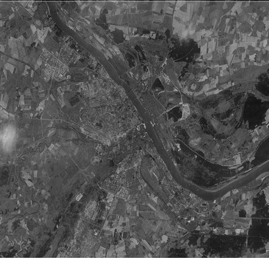 Спутниковый снимок Ярославля 02.09.76 % Satellite image of Yaroslavl
Спутниковый снимок Ярославля с окрестностями. Снимок сделан с американского спутника 2 сентября 1976 года
Ключевые слова: Ярославль,американские карты,города СССР со спутников
