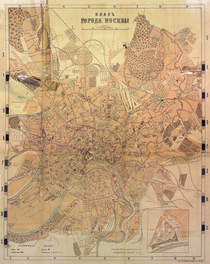 Планъ города Москвы 1:25K%Plan of the Moscow city
Планъ города Москвы. Из кн.: Путеводитель и планъ города Москвы. Краткое описание древнихъ и современныхъ достопримечательностей и окрестностей. Планъ г. Москвы отпечатанъ въ 3 краски и разделенъ на квадраты для скораго нахожденiя улицъ. Книгоиздательство В. Живаревъ въ Москвъ, 1906. План отпечатан в лит. Т-ва Владимиръ Чичеринъ въ Москвъ. 390 х 490мм. Масштаб 1:25200 - 300 сажен в англ. дюйме.
