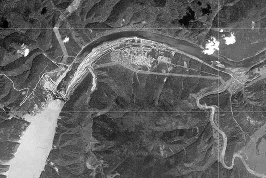 Спутниковый снимок Дивногорска  17.06.71 %Satellite image of Divnogorsk
Спутниковый снимок Дивногорска, Красноярской ГЭС и окрестностей. Снимок сделан 17 июня 1971 года.
Ключевые слова: Дивногорск,Енисей,города СССР со спутников