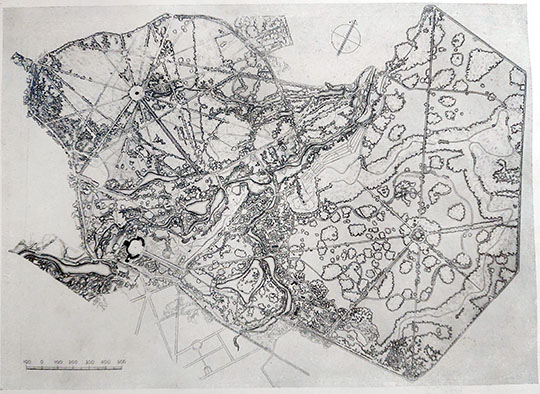 Прорисовка исторических насаждений Павловского парка %Drawings of Pavlovsk park area
Павловск. Прорисовка исторических насаждений Павловского парка по аэрофотосъёмке, исполненная архитектором Н. Дроздовым не ранее 1936 и не позднее 1937 года. Район станции Павловск I и Вокзала максимально проигнорирован как позднейшее наслоение. В остальных местах наложена или намечена историческая планировка. Например, круговая дорожка на расстоянии 100-150 метров от Круглого зала, утраченные пейзажные дорожки Большой звезды и пр.
Ключевые слова: Павловск,парки