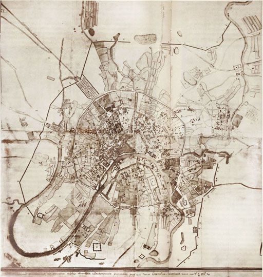 Планъ Москвы Прожектированной 1:12K%Project plan of Moscow
Планъ Москвы Прожектированной городу и предместiямъ, М, 1775. Фото 954 х 767 (по листу). Масштаб 1 : 12 600; 1 см = 126 м. Внизу под рамкой: «доподлинном городу и предместиямъ плане ВСЕВЫСОЧАИШАЯ Конфирмация подписана ЕЯ ИМПЕРАТОРСКАГО ВЕЛИЧЕСТВА рукою быть посему Екатерина Конфирмованъ вмоскве июля 7го ч. 1775 году». Фотокопия (несколько уменьшенная) с современной рукописной копии плана Москвы. Оригинал этой фотокопии хранится в Центральном государственном архиве древних актов. В Музее истории и реконструкции г. Москвы хранится рукописная копия в размере оригинала, снятая в 1907 году. В основе лежит план, составленный инженер-майором Горихвостовым в 1767 году.
