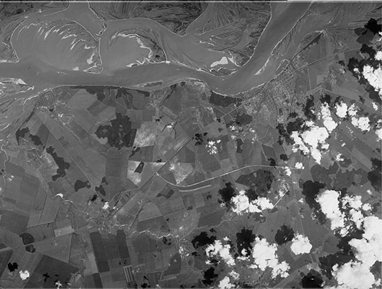 Спутниковый снимок Чистополя 04.07.84 %Satellite image of Chistopol
Спутниковый снимок Чистополя и окрестностей. Снимок сделан 4 июля 1984 года.
Ключевые слова: Чистополь,американские карты,города СССР со спутников