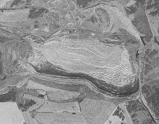 Снимок Бородинского угольного разреза 07.09.82 %Satellite image of Borodino mining area
Спутниковый снимок Бородинского угольного разреза и окрестностей. Снимок сделан 7 сентября 1982 года.
Ключевые слова: Уяр,Заозёрный,города СССР со спутников