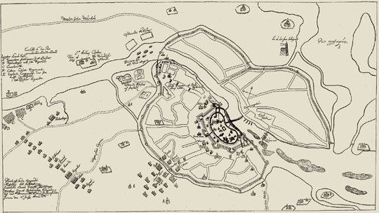 Шведский план осады Новгорода % Swedish plan of Novgorod siege
План города Новгорода в России с описанием,  как Его Превосходительство граф Якоб де ла Гарди обложил его и взял 16  июля 1611 года. План рукописный на шведском языке.  Выполнен тушью и акварелью на бумаге.  Рисунок имеет размеры 826×458  мм,  ориентирован на северо-северо-восток.  Изображена территория Новгорода в границах Окольного города от Свято – Юрьева мужского монастыря на юге до Деревяницкого Воскресенского монастыря на севере.
Ключевые слова: Великий Новгород