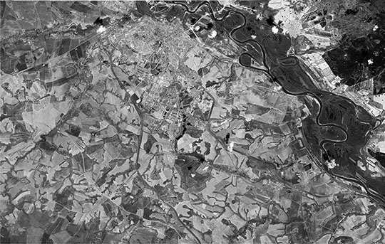 Спутниковый снимок Рязани 05.05.72 %Satellite image of Ryzan
Спутниковый снимок Рязани и окрестностей. Снимок сделан 5 мая 1972 года.
Ключевые слова: Рязань,американские карты,города СССР со спутников