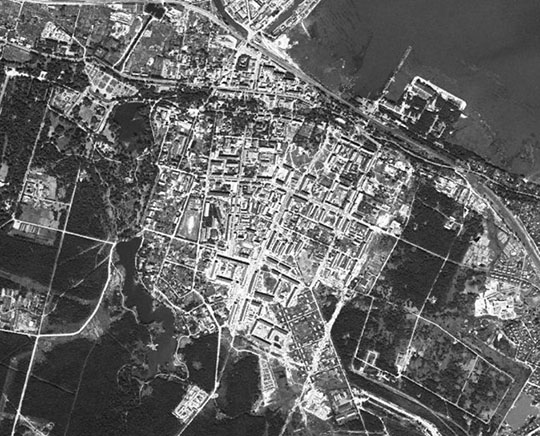 Спутниковый снимок Ораниенбаума 03.07.75 %Satellite picture of Oranienbaum
Спутниковый снимок Ораниенбаума и окрестностей. Снимок сделан 3 июля 1975 года.
Ключевые слова: Ораниенбаум,американские карты,города СССР со спутников