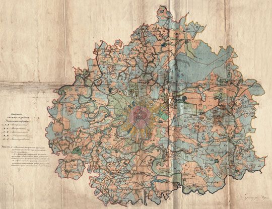 Карта Московского уезда%Map of Moscow district
Карта Московского уезда для отыскания смежных дач. Конец XVIII — начало XIX в. Подпись: «Директор чертежного архива Е. Якушкин». Рукопись, тушь, акварель. 59х90 см. Цветом на карте выделены пашни (охра), пастбища (теплый зеленый) и леса (холодный зеленый); а также жилая застройка, приусадебные участки. Основным содержанием карты являются границы земельных участков («дач»), находившихся во владении различных лиц. Все дачи пронумерованы; к карте прилагался список с именами владельцев. При этом различным цветом показаны дачи, размежеванные при «генеральном» и при «специальном» межеваниях. 
Ключевые слова: Подмосковье,межевание