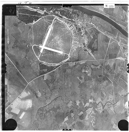 Немецкая аэрофотосъёмка Калинина v.2 %German aerial of Kalinin v.2
Немецкая аэрофотосъёмка Калинина - западная часть города, снимок 2. Снимок сделан в октябре 1942 года.
Ключевые слова: Тверь,Калинин,немецкая аэрофотосъемка,немецкие карты