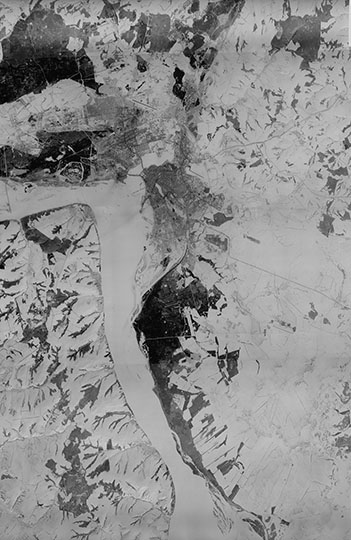 Спутниковый снимок Казани и окрестностей %Satellite image of Kazan and vicinity
Спутниковый снимок Казани и окрестностей. Склейка снимков, сделанных 24 января и 11 февраля 1984 года с американского спутника.
Ключевые слова: Казань,американские карты,города СССР со спутников