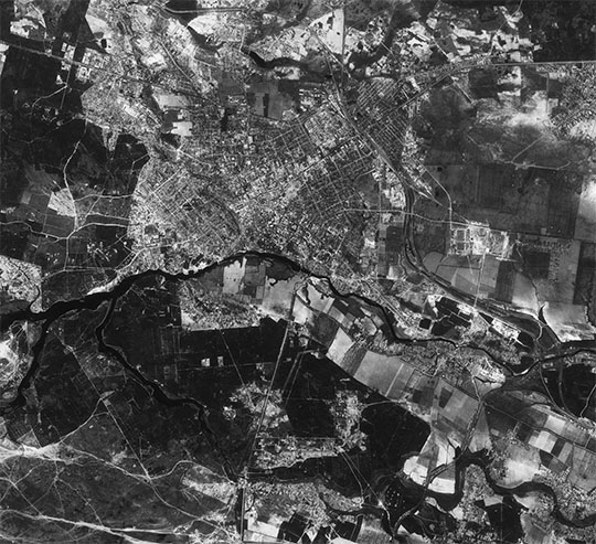 Спутниковый снимок Житомира %Satellite image of Zhitomir
Спутниковый снимок Житомира. Снимок сделан 13 мая 1968 гoдa
Ключевые слова: Житомир,американские карты,города СССР со спутников