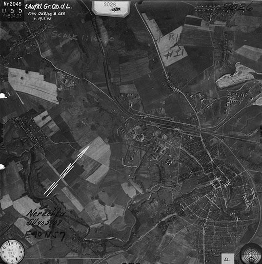 Немецкая аэрофотосъёмка Нерехты %German aerial of Nerekhta
Немецкая аэрофотосъёмка Нерехты Костромской области. Снимок сделан в июле 1942 года.
Ключевые слова: Нерехта,Кострома,немецкая аэрофотосъемка,немецкие карты