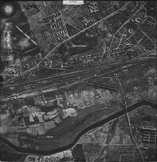 Немецкая аэрофотосъёмка Ярославля %German aerials of Yaroslavl
Немецкая аэрофотосъёмка Ярославля. Снимки сделаны в 26 и 28 июня 1942 года (2 снимка на севере) и 10 октября 1941 года (снимок на юге).
Ключевые слова: Ярославль,немецкая аэрофотосъемка,немецкие карты