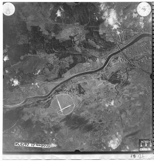 Немецкая аэрофотосъёмка Калинина v.1 %German aerial of Kalinin v.1
Немецкая аэрофотосъёмка Калинина - западная часть города, снимок 1. Снимок сделан 7 октября 1942 года.
Ключевые слова: Тверь,Калинин,немецкая аэрофотосъемка,немецкие карты