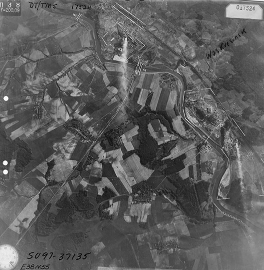 Немецкая аэрофотосъёмка Воскресенска %German aerial of Voskresensk
Немецкая аэрофотосъёмка Воскресенска и окрестностей. Снимок сделан 15 июня 1942 года.
Ключевые слова: Воскресенск,немецкая аэрофотосъемка,немецкие карты