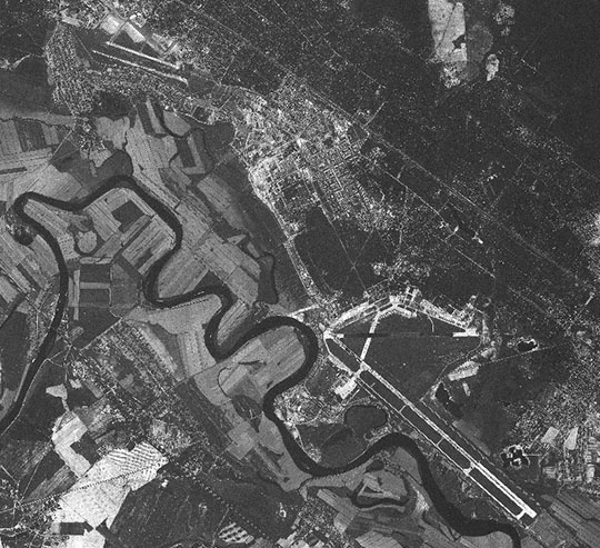 Спутниковый снимок Жуковского и окрестностей % Satellite image of Zhukovsky and vicinity
Американский спутниковый снимок города Жуковского и прилегающих территорий. Снимок сделан 30 мая 1967 года
Ключевые слова: Жуковский,Подмосковье,американские карты,города СССР со спутников