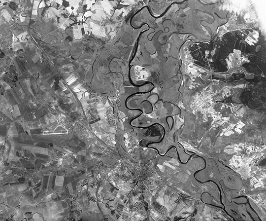 Спутниковый снимок Рязани 22.09.67 %Satellite image of Ryzan
Спутниковый снимок Рязани и окрестностей. Снимок сделан 22 сентября 1967 года.
Ключевые слова: Рязань,американские карты,города СССР со спутников