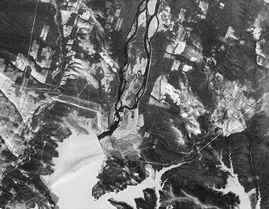 Спутниковый снимок Братской ГЭС и Братска 10.12.67 % Satellite image of Bratsk Hydro Station
Спутниковый снимок Братской ГЭС, Братска и окрестностей. Дата снимка - 10 декабря 1967 года.
Ключевые слова: Братск,американские карты,города СССР со спутников