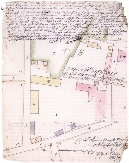 План двора действительного камергера князя А. М. Голицына
1 - двор генерал-аншефа А.М. Голицына; 2 - на дворе каменные палаты; 3 - на дворе людская; 4 - на дворе деревянная конюшня; 5 - на дворе деревянная людская изба; 6 - церковь Святой Троицы в Хохлах; 7 - двор и сад полковника Ислентьева; 8,9 - переулки проезжие; 10 - на дворе А.М. Голицына строение деревянное жилое; 11 - на том же дворе строение нежилое; 12 - дворы разных владельцев; 13 - караульная будка
