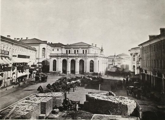 Вид биржи на Ильинке
За биржей видна существовавшая еще церковь успения Пресв. Бого. (или Пятницы), что у Гостиного двора, а впереди на Карунинской площади - кирпич, сложенный по случаю производившейся постройки "Теплых рядов" на месте строений, бывших в Синодальной певчей.
