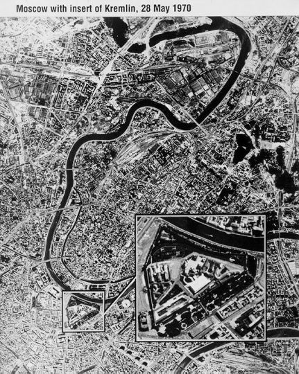 Фотография центральной части Москвы с американского спутника KH4B 
A KH-4B image of the Moscow, with an insert of the Kremlin. In the enlargement of the Kremlin, individual vehicles can be identified as trucks or cars, and the line of people waiting to enter Lenin's Tomb in Red Square can be seen. According to the CIA, the photograph "illustrates some of the best resolution imagery acquired by the KH-4B  camera system."
