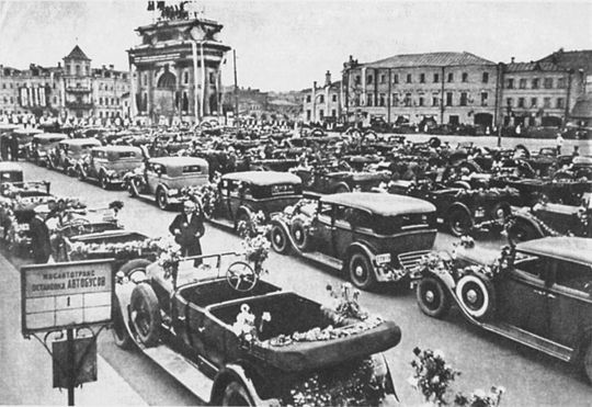 Площадь Белорусского вокзала
Подготовка к встрече челюскинцев
