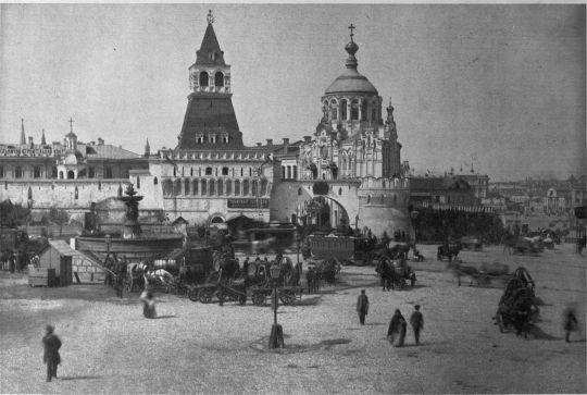 Лубянская площадь в 90-х годах. Уничтоженный "водоразбор" и упразненная "конка".
