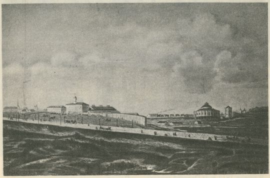 Каланчевская полощадь со стороны Краснопрудной улицы
На переднем плане - шоссе, идущее через площадь к Сокольникам. За ним слева - вокзал железной дороги. Справа - круглое здание железнодорожного депо. Рядом с ним - Красный пруд, засыпанный в 1910 году.
