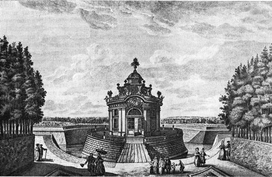 Круглая беседка на канале в Кусково
