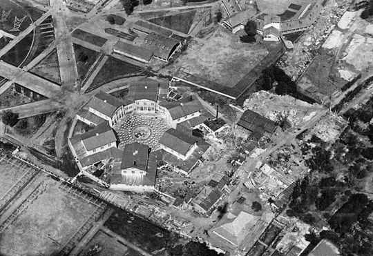 Ресторан "Шестигранник" в Парке Культуры
Первоначально во время первой Всесоюзной сельскохозяйственной и кустарно-промышленной выставке в 1923 году здесь располагался павильон "Механизация" . В 1925 году в нем демонстрировались машины, присланные автомобильную выставку. Затем, в конце 1920-х годов, на месте павильона был устроен ресторан "Шестигранник". Столики ресторана размещались во внутреннем дворике вокруг фонтана.
