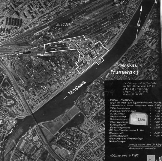 Немецкая аэрофотосъёмка - Бережковская набережная
Снимок района Бережковской набережной. Обозначена Фрунзенская ТЭЦ (ТЭЦ-12).
