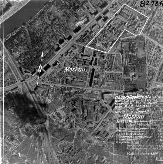 Немецкая аэрофотосъёмка - Калужская застава
Снимок района Калужской заставы (ныне площадь Гагарина). Обозначен завод "Красный Пролетарий".
