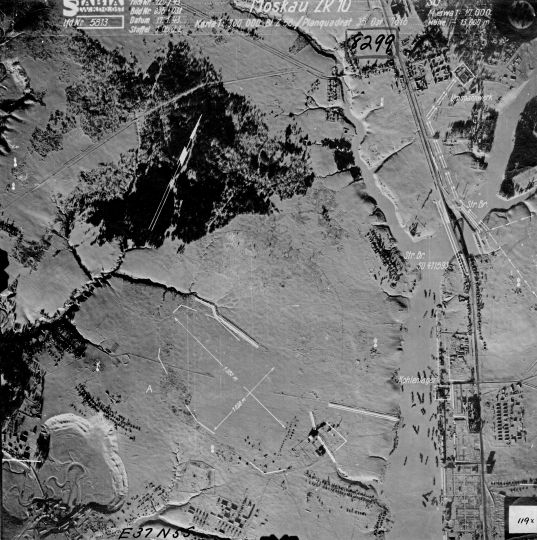 Немецкая аэрофотосъёмка - Тушино
Зимний снимок района Тушино и окрестностей. Обозначены аэродром в Тушино, Северный речной вокзал и другие объекты.
