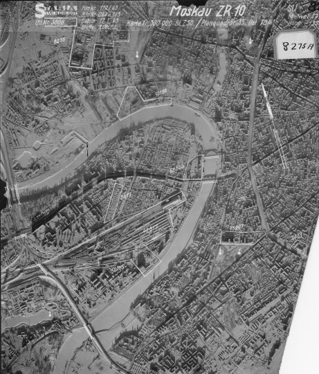 Немецкая аэрофотосъёмка - запад Москвы
Зимний снимок запада Москвы: Дорогомилово, Пресня, Арбат, Хамовники. Обозначены железнодорожная станция и депо Москва-Киевская, ТЭЦ и другие объекты.
