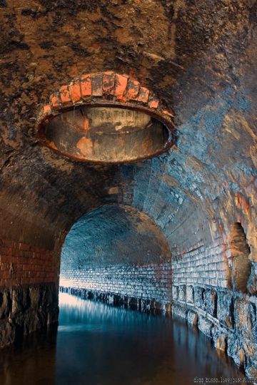 Вид реки Пресни в подземном коллекторе - 1
Пресня была заключена под землю сравнительно недавно - около 100 лет назад. До этого это была обычная река, протекающая по задворкам Москвы. Исток Пресни находился неподалеку от платформы Гражданская Рижского направления, в среднем течении находились пруды в Петровском парке, более не существующие, в нижнем течении - Пресненские пруды, и по сей день являющиеся украшением московского зоопарка. 
