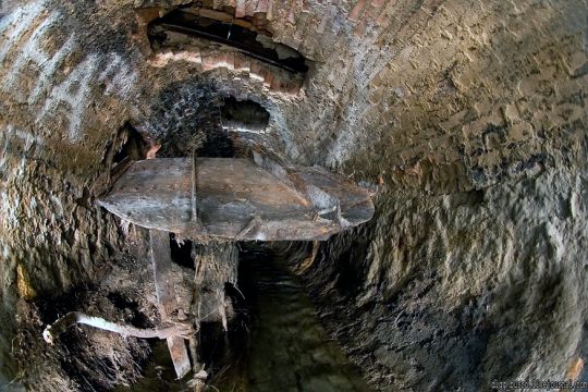 Вид реки Пресни в подземном коллекторе - 4
Пресня была заключена под землю сравнительно недавно - около 100 лет назад. До этого это была обычная река, протекающая по задворкам Москвы. Исток Пресни находился неподалеку от платформы Гражданская Рижского направления, в среднем течении находились пруды в Петровском парке, более не существующие, в нижнем течении - Пресненские пруды, и по сей день являющиеся украшением московского зоопарка. 
