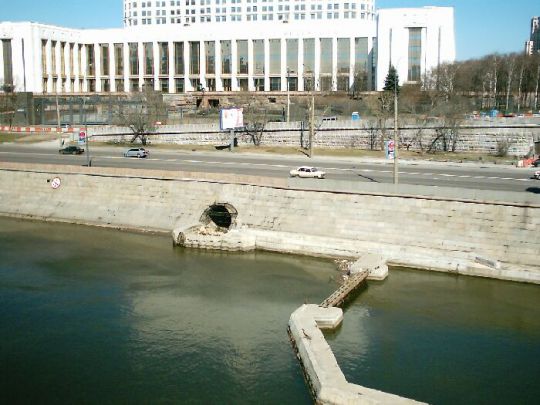 Место выхода в Москву-реку подземного коллектора реки Пресни
Рядом с Белым домом находится выход из коллектора реки Пресни в Москву-реку. Здесь находятся нехитрые очистные сооружения. Раньше здесь каждое лето работал земснаряд, очищающий реку от того, что осталось от сброшенного зимой снега.
