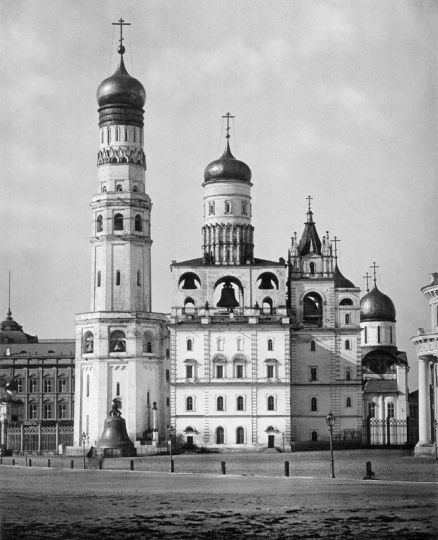 Колокольня "Иван Великий" в Московском Кремле
В ней церковь Иоанна Лествичника. Справа - Успенская звонница с Николо-Гостунским собором.
Ключевые слова: Москва. Кремль. Иван Великий. Церковь Иоанна Лествичника. Собор Николая Чудотворца Гостунского. Фотография.