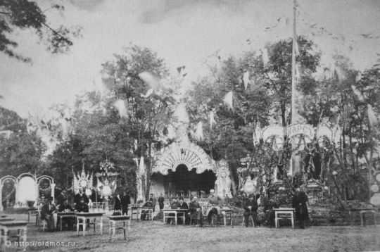 Сад «Эрмитаж» М.В.Лентовского
Петр Сытин:
Главный вход в "Эрмитаж" был напротив 2-го Волконского переулка и он занимал всю площадь нынешних Самотёчных переулков.
Ключевые слова: сад Эрмитаж.