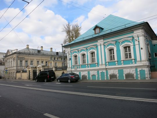 палаты Федора Птицына (1754-1758 гг. арх.Д.Ухтомский)
Одноэтажный дом на высоком подклете, стоящий на линии улицы, построен в 1754 г. купцом Федором Птицыным. Представляют собой характерный образец жилой застройки середины XVIII в. Относится к четырёх палатному типу, внутренние стены крестообразно делят объем на четыре части. 
Ключевые слова: палаты Федора Птицына