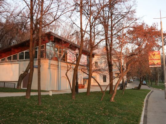 Территория усадьбы Найденовых
Территория усадьбы Найденовых. Сейчас там располагается центр Сахарова .
Ключевые слова: усадьба Найденовых