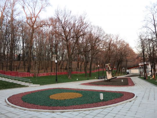 Территория усадьбы Найденовых
Сквер на Земляном валу возле московского Сахаровского центра
Ключевые слова: усадьба Найдёновых